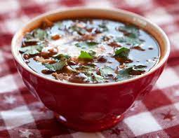 Fà ancora freddo e incuriosita dall'abitudine americana della zuppa di pollo come cura dei malanni, ho deciso di sperimentarne una mia. Zuppa Piccante Di Fagioli Neri E Pollo Un Americana In Cucina