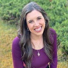 Leslie Diggins's Instagram, Twitter & Facebook