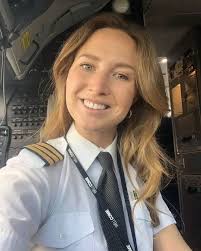 Good morning from Heathrow. My plane has green wings this morning. Anyone  know why? Banana confiscated at security (just a misunderstanding, I am  sure).