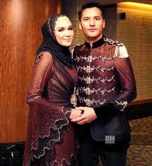 Selepas menerima hentaman teruk susulan lagu kontroversi 'bobo dimana', kini jutawan kosmetik datuk seri aliff syukri hadir dengan single baharu berkonsepkan kerohanian. Tak Perasan Pun Suami Ibu Mentua Unfollow Shahida
