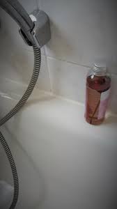 Gelbliche streifen und flecken werden im bad meist durch tropfende wasserhähne verursacht. Eingetrocknetes Badeol In Der Badewanne Entfernen Frag Mutti