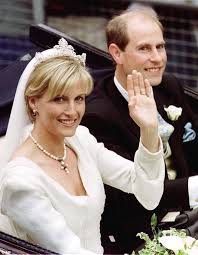 Married in 1999, she worked in public relations until 2002 and now supports her husband in his royal duties. Kozzeteve Itt The Brits
