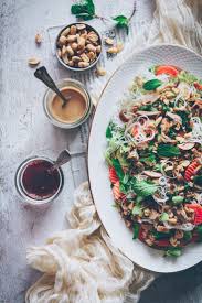 Salade Comme Un Rouleau De Printemps Au Poulet Recette En 2020 Rouleau De Printemps Poulet Rouleau De Printemps Salade