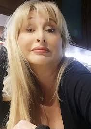 2 gennaio, il giorno più brutto dell'anno e anche mio compleanno...ahimè  sono sixty-six, in inglese sembra che facciano meno paura.....😂 Auguri a  tutti I capricorno che oggi compiono gli anni!!! 🍾🥂🎂 |