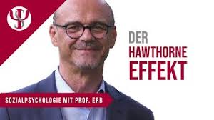 In den methodenlehren von soziologie und psychologie versteht man darunter den effekt, dass versuchspersonen ihr natürliches verhalten ändern können, wenn sie wissen, dass sie teilnehmer an einer untersuchung sind. Was Ist Der Hawthorne Effekt Sozialpsychologie Mit Prof Erb Youtube