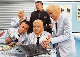 Cik puan besar hajjah kalsom binti abdullah, formerly known as sultanah kalsom (née anita abdullah) is the former sultanah consort of pahang as the 2nd wife and widow of sultan haji ahmad shah. 4 Kali Wakili Negara