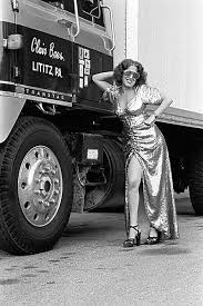 The carpenters music and popularity was on the sharp decline prior to karen's death. Bette Midler 1973 Oldschoolcool