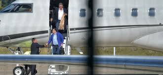 Lőrinc mészáros has become the most powerful business oligarch in hungary since the dramatic rift between prime minister viktor orbán and lajos simicska in 2015 (see the fury. Nezze Meg Videon Ahogy Orban Kedvenc Magangepevel Erkezik Haza Baratja Meszaros Lorinc
