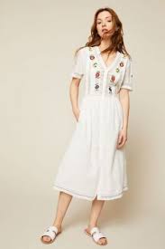 Des éléments pop et joyeux voulus par philippe. Dress Midi Bust Embroidered Shore White Leon Harper Seen On The Account Instagram Of Deedee Paris Spotern