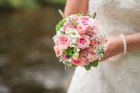 Romantische Hochzeit Im Restaurant Auerhahn In Bad Wildbad Blumenstrauss Hochzeit Blumenkinder Hochzeit Hochzeit Strauss