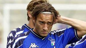L'aga, essendo presente in famiglia, può innescarsi in potrebbe solo avere i capelli bagnati, difficile fare una diagnosi di aga da una foto. Il 26 Aprile 2000 Il Primo Gol Di Totti Con L Italia Contro Il Portogallo