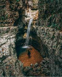 Walls Of Jericho Hike In Alabama Leads To A Hidden Waterfall And Turquoise Pool Narcity Alabama Travel Cool Places To Visit Alabama Vacation