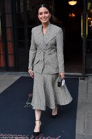 Bush's last notable fling was back in 2015 with her chicago p.d. Newsco Sophia Bush Cuts A Stylish Figure As She Heads To An Airport With Her Boyfriend Grant Hughes Australiannewsreview