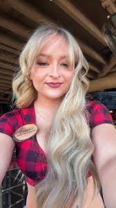 Lindsey Helms's Instagram, Twitter & Facebook