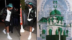 Masjid adalah tempat ibadah umat islam yang memiliki banyak fungsi. Buntut Jay Z Kenakan Kaus Bergambar Masjid Saat Makan Di Restoran Lifestyle Liputan6 Com