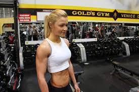 Branża fitness nie zostanie otwarta po 17 stycznia. Sophia Thiel Fitness Model Golds Gym Model