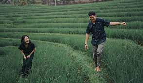 Foto pre wedding unik, pre wedding hijab unik, foto pre wedding petani, foto prewedding outdoor / foto prewedding di sawah sedati sidoarjo indonesia ini akan mengisi galeri foto atau kumpulan/ gaya / contoh foto prewedding. 8 Ide Pre Wedding Berlatar Sawah Nuansa Alam Menyegarkan Pas Buat Pose Mesra Sama Pasangan