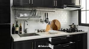Desain dapur mewah perak yang mengkilap warna dominan putih yang anda terapkan di ruang dapur dengan gaya modern yang terlihat. 5 Inspirasi Dapur Sempit Tapi Mewah Ala Japandi