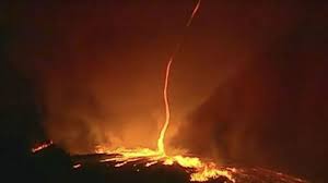 Chris tangey a filmé cette tornade de feu près d'alice springs en australie le 11 septembre. Phenomene Extremement Rare Une Tornade De Feu A Ete