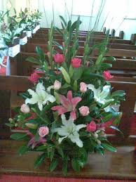 There are so many varieties, in an array of different hues which can sinead & bradley enlisted the help of best day ever's floral talents to bring their natural vision to life. Pin By Jazmine Heath On Wedding Ceremony Altar Flowers Large Flower Arrangements Church Flower Arrangements