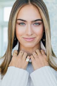 Elizabeth Endres's Instagram, Twitter & Facebook