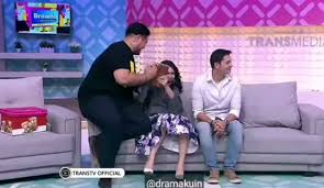 Celana dalam nya kelihatan saat live jangan lupa subscribe, 07/06/2018. Ayu Ting Ting Ngangkang Saat Live Dalamannya Kelihatan