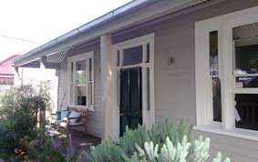 So with summertime approaching, i have put together a few tips to share that i find help get a sharper, longer lasting finish when painting outside. The Weatherboards Are Linseed And The Windows Are Ecru 1 4 Strength Www Sterlingpainters Co House Paint Exterior Exterior House Colors Beach House Exterior
