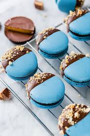 Move Over Cupcakes Macarons Are The New Show In Town While France Has Been The Proud Purveyor Of Macarons For A Few Hundred Macaron Recipe Desserts Macarons