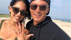She grew up in newport beach with her father, mother cindy, and her brother matt. Antrag Am Strand Rickie Fowler Verlobt Sich Mit Allison Stokke