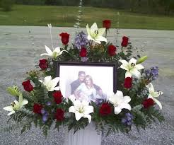 It's completely up to you what you write on the card, and often only a few kind words of remembrance or comfort are needed. Creative Custom Funeral Flower Trends