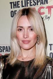 Rose Byrne Debuts A Blonde Blunt Bob The Best Celebrity Bob Haircuts Blonde Bob Haircut Dark Blonde Hair Color Rose Byrne Hair