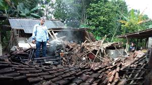 Gempa terjadi pada pukul 17:49:40 wib dengan kekuatan magnitudo 4,2. Pasca Gempa Di Sukabumi Bupati Perintahkan Dinas Dan Instansi Terkait Untuk Secepatnya Merespon Persoalan Akibat Gempa Pikiran Rakyat Com