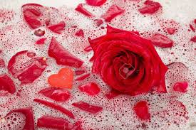 Il garde la peau en bonne santé avec un effet antioxydant et adoucissant. L Eau Du Bain De Petales De Roses Banque D Images Et Photos Libres De Droits Image 17379823