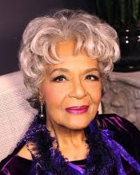 Elinor Collins's Instagram, Twitter & Facebook