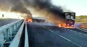 Autostrada a1 bloccata in direzione nord da anagni fino a valmontone. Rapina Sulla A1 Assalto A Un Portavalori Chiodi E Mezzi In Fiamme Ma I Banditi Falliscono Il Colpo Il Mattino It