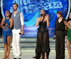 Uite cine danseaza, o supa pe care pro tv incearca sa o reincalzeasca, dar nu mai are acelasi gust, pierzand treptat in fata emisiunii chefi la cutite. Cu Ce Invitat SurprizÄƒ A Petrecut Marius Manole DupÄƒ Finala Uite Cine DanseazÄƒ Click Mobile