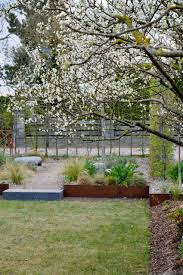 Der Marz Garten Dieartige Design Studio Interior Design Private Refugien Offentliche Raume Ferienunterkunfte In 2020 Garten Vorgarten Blutenfarben