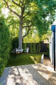 Quelques travaux simples comme créer des bordures, peindre un mur ou ajouter un peu de déco peuvent suffire à faire paraître votre jardin plus grand et plus agréable à vivre. Jardin 69 Petits Jardins A Copier D Urgence