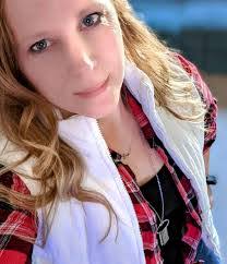 Becky Niles's Instagram, Twitter & Facebook