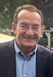 The regular presenter of station tf1's lunchtime news bulletin, the 13 heures (1pm) between 1988 and 2020. Jean Pierre Pernaut Wikipedia