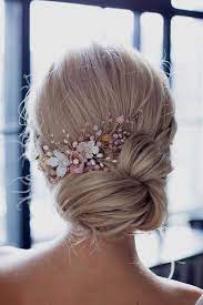 Brauthaarzusatze Um Die Frisur Mit Den Weissen Und Rosa Blumen Annamelostnaya Uber Die Frisur Zu Inspiri Hair Styles Wedding Hairstyles Wedding Hairstyles Updo