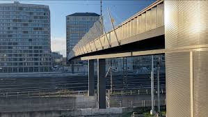 Der negrellisteg ist das bindeglied zwischen zwei durch das gleisfeld der bahn getrennten stadtteilen, die der bahnlinie entlang eine grundsätzliche wandlung erfahren. Ahfwtsiejmuvsm