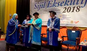 Bayi dipangku di atas riba si ibu di kerusi penumpang hadapan kenderaan. Jkm Laksana Intervensi Selamatkan Kanak Kanak Terabai