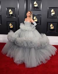 Am freitag legten die oberpullendorfer wirtschaftstreibenden bis. Grammy 2020 Das Sind Die Auffalligsten Outfits Vom Roten Teppich Stern De