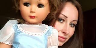 Diberi boneka Annabelle usia 100 tahun, wanita ini dihantui arwah