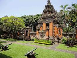 Selain terkenal dengan pemandangan alam dan tarian adatnya yang memikat, bali juga punya penasaran ada apa saja? Rumah Adat Bali Nama Keunikan Gambar