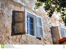 Bienvenue chez atelier 16 ou www.laubeyne.com. Fenetre Blanche Avec Les Abat Jour De Fenetre Blancs Ouverts Volets De Fenetre Dans Une Des Vieilles Rues Dans Mdina Capital H Photo Stock Image Du Mdina Jour 71610826