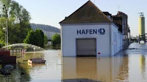 The people living along  side the canal were constantly endangered by high water. Meteorologie Hochwasser Eine Folge Des Klimawandels Welt