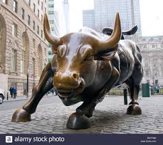 It has become an iconic emblem of the financial district. Ladevorgang Bull Wallstreet Bowling Arturo Di Modica New York City Manhattan Stockfotografie Alamy