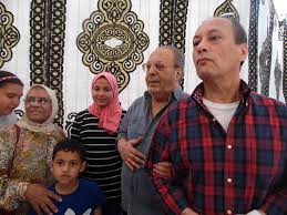 فى أول رد بعد التغريدة المزيفة المنسوبة له، قال الفنان الكبير أسامة عباس إنه يعيش حاليًا ومنذ فترة فى الساحل. Ø£Ø³Ø§Ù…Ø© Ø¹Ø¨Ø§Ø³ ÙŠØ¯Ù„ÙŠ Ø¨ØµÙˆØªÙ‡ ÙÙŠ Ù…ØµØ± Ø§Ù„Ø¬Ø¯ÙŠØ¯Ø© ÙˆÙ†Ø§Ø®Ø¨ÙˆÙ† ÙŠÙ„ØªÙ‚Ø·ÙˆÙ† Ù…Ø¹Ù‡ ØµÙˆØ±Ø§ ØªØ°ÙƒØ§Ø±ÙŠØ© ÙÙŠØ¯ÙŠÙˆ ÙˆØµÙˆØ± ØµÙˆØª Ø§Ù„Ø£Ù…Ø©